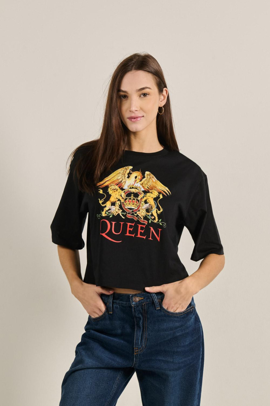 Camiseta negra crop top oversize con diseño de Queen