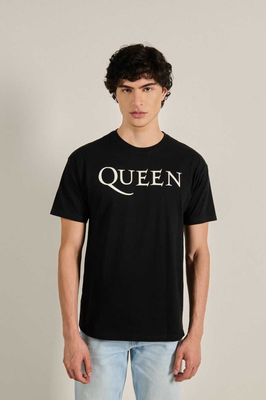 Camiseta negra cuello redondo con diseño de Queen