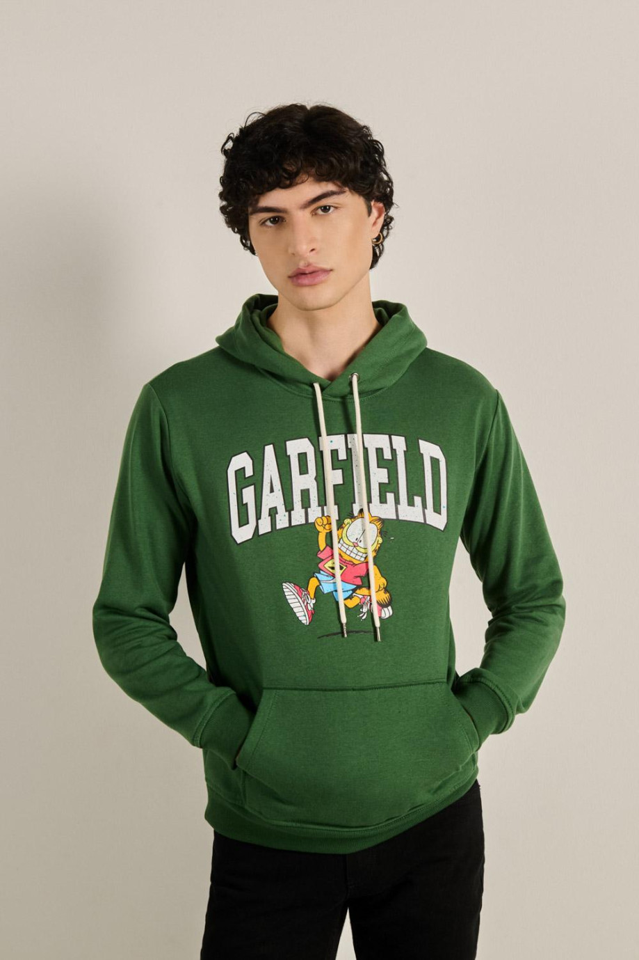 Buzo verde oscuro con diseño de Garfield y capota