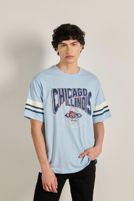 Camiseta azul clara manga corta oversize con diseños college