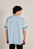 Camiseta azul clara manga corta oversize con diseños college