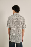 Camisa blanca con manga corta y diseños de Keith Haring