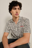 Camisa blanca con manga corta y diseños de Keith Haring