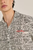 Camisa blanca con manga corta y diseños de Keith Haring