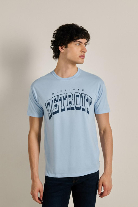 Camiseta azul clara cuello redondo con texto college