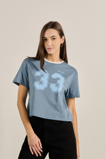 Camiseta azul oscura crop top con diseño college en frente