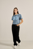 Camiseta azul oscura crop top con diseño college en frente