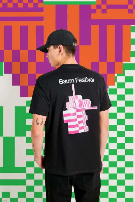 Camiseta negra manga corta con diseños de Baum