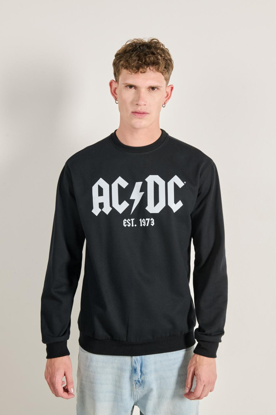 Buzo negro con cuello redondo y diseño de AC/DC