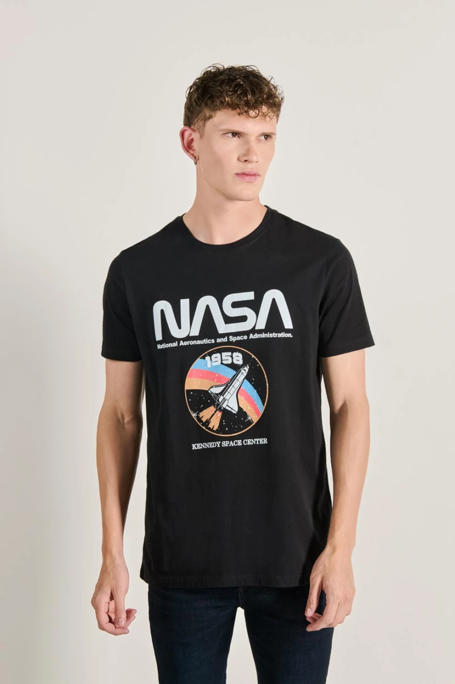 Camiseta unicolor con diseño de NASA y cuello redondo