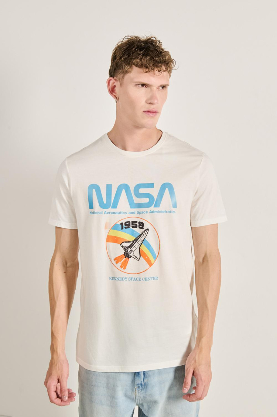 Camiseta unicolor con diseño de NASA y cuello redondo