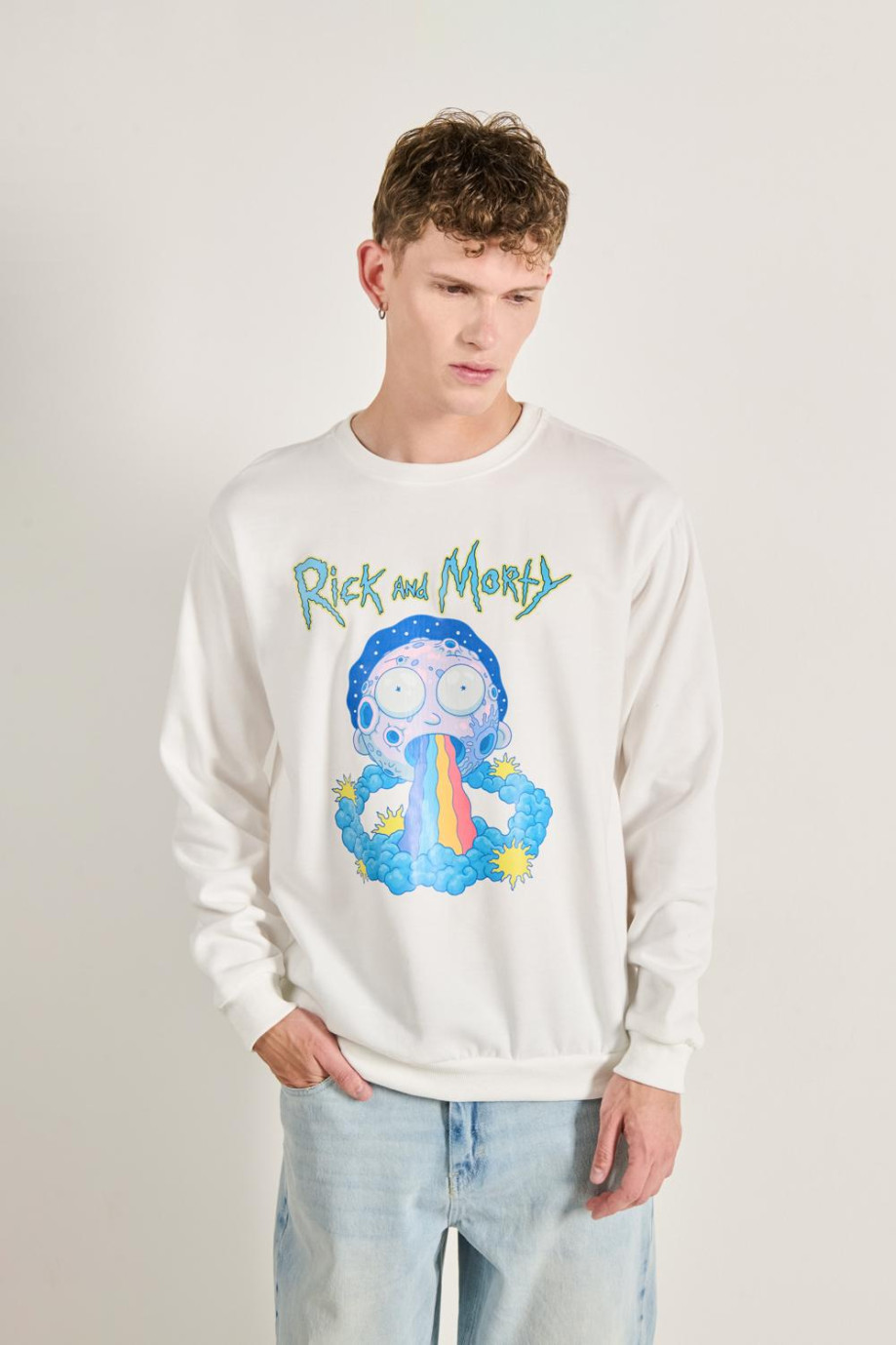 Buzo unicolor con cuello redondo y diseño de Rick and Morty