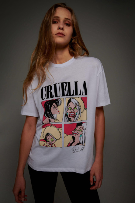 Camiseta crema clara con cuello redondo y diseño de Cruella de Vil