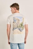 Camiseta crema con bolsillo, arte de paisaje y manga corta