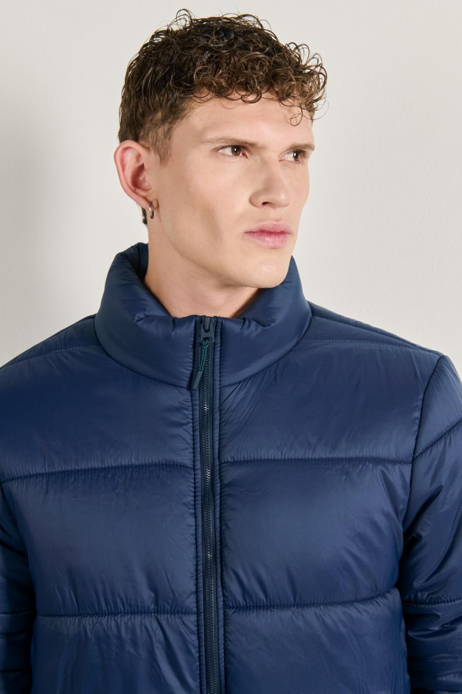 Chaqueta acolchada azul oscura con cremallera y cuello alto