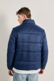 Chaqueta acolchada azul oscura con cremallera y cuello alto