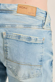 Jean skinny ajustado azul claro con 5 bolsillos y tiro bajo