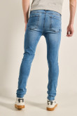 Jean tiro bajo súper skinny azul claro con desgastes sutiles