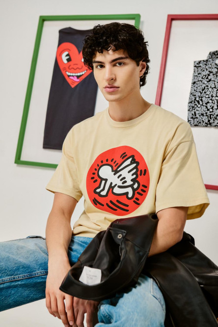 Camiseta oversize kaki manga corta con arte de Keith Haring