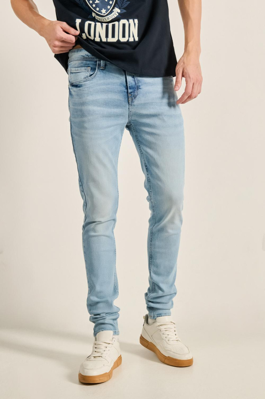 Jean azul claro súper skinny tiro bajo con desgastes