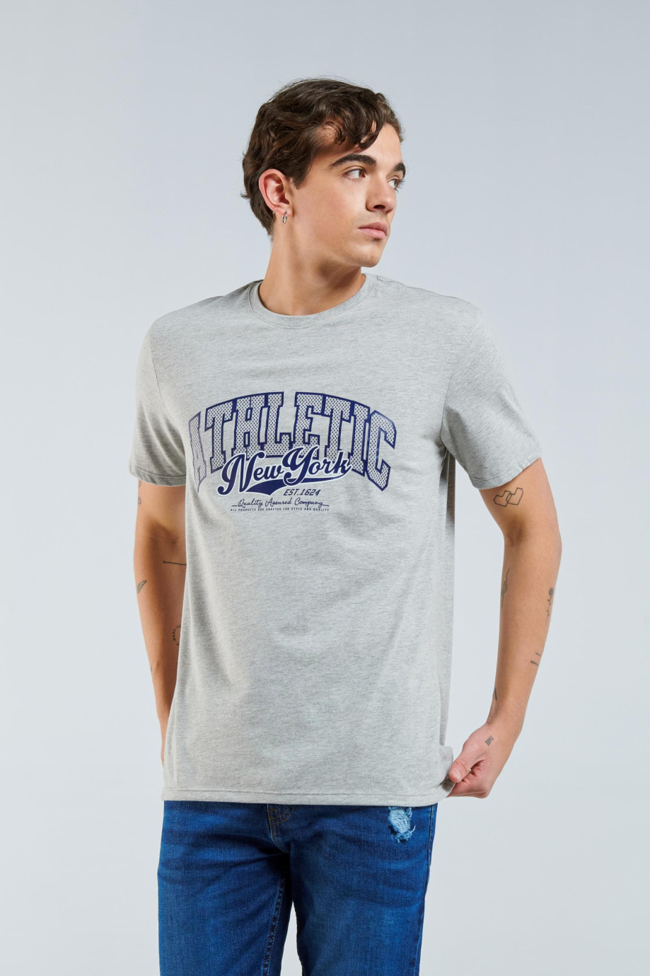 Camiseta cuello redondo unicolor con arte deportivo college
