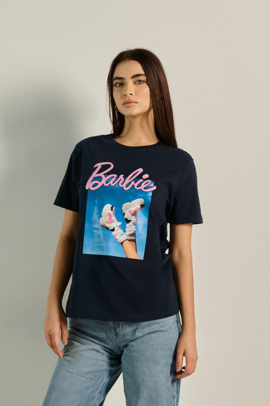 Camiseta unicolor con estampado de Barbie y cuello redondo