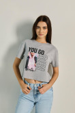 Camiseta crop top unicolor con diseño en frente de Barbie