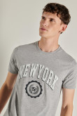 Camiseta cuello redondo unicolor con diseño college de NY