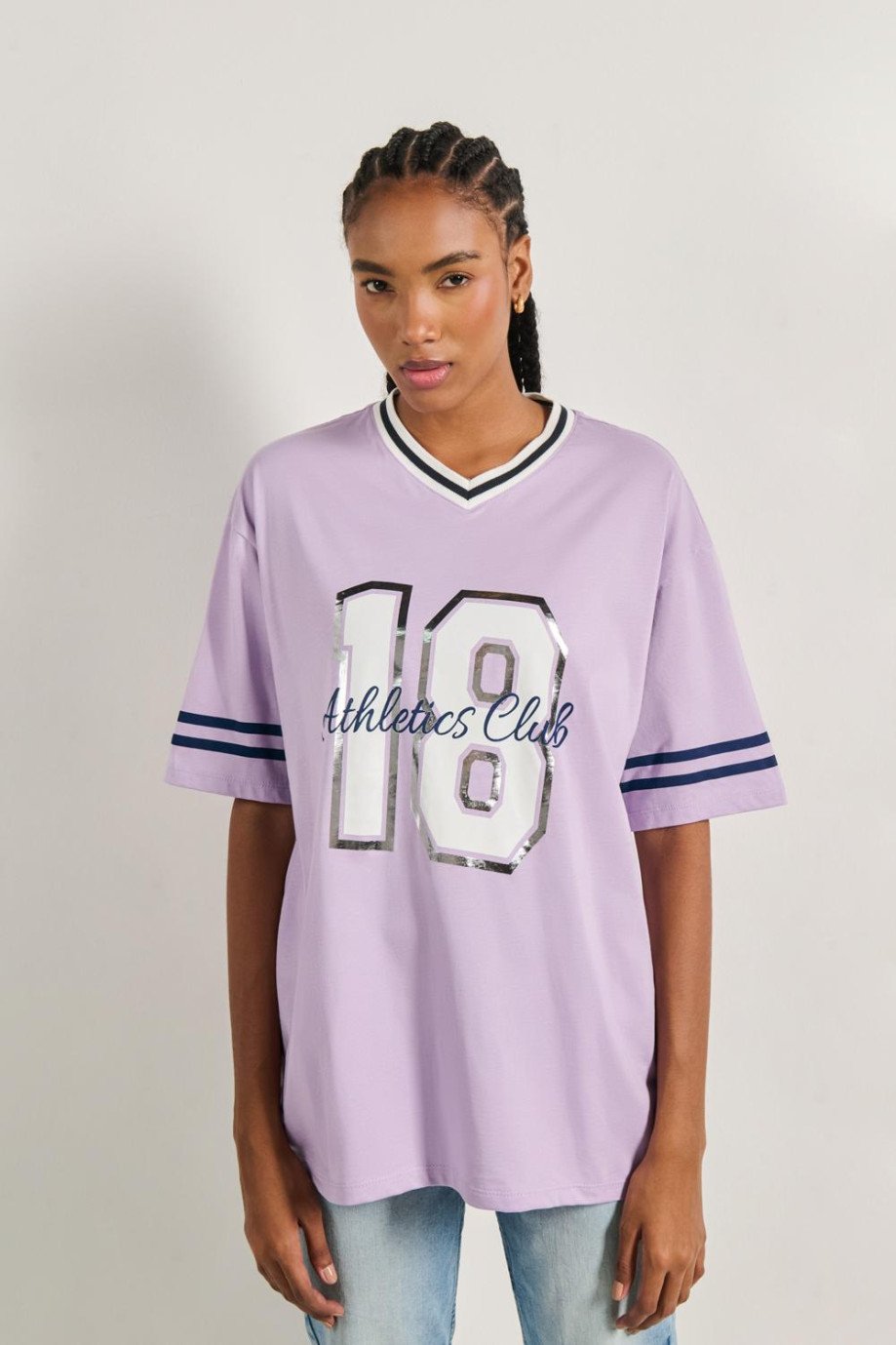 Camiseta lila clara oversize con diseño college y cuello V