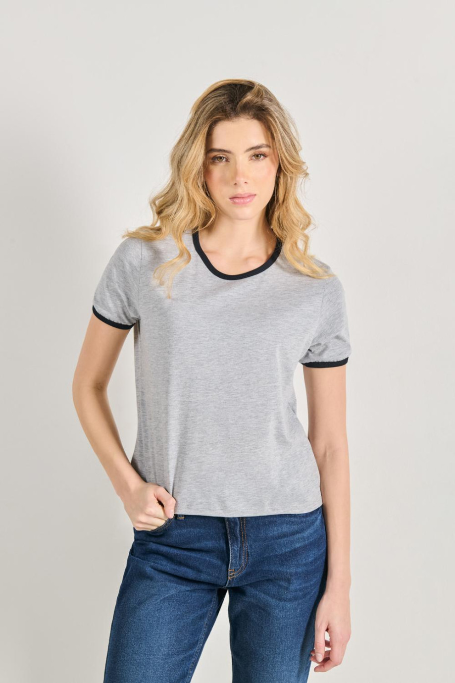 Camiseta unicolor en algodón manga corta con contrastes
