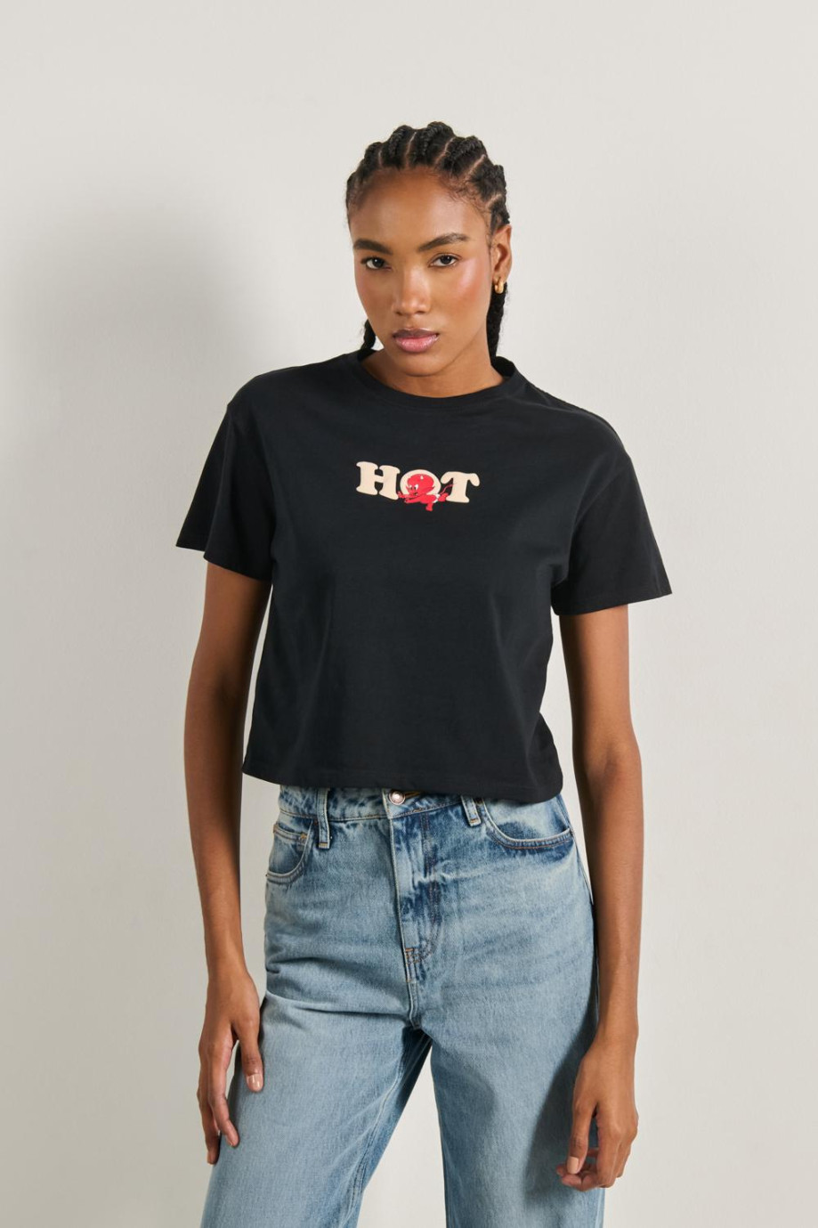 Camiseta negra con diseño de Hot Stuff y cuello redondo