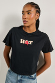 Camiseta negra con diseño de Hot Stuff y cuello redondo