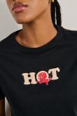 Camiseta negra con diseño de Hot Stuff y cuello redondo