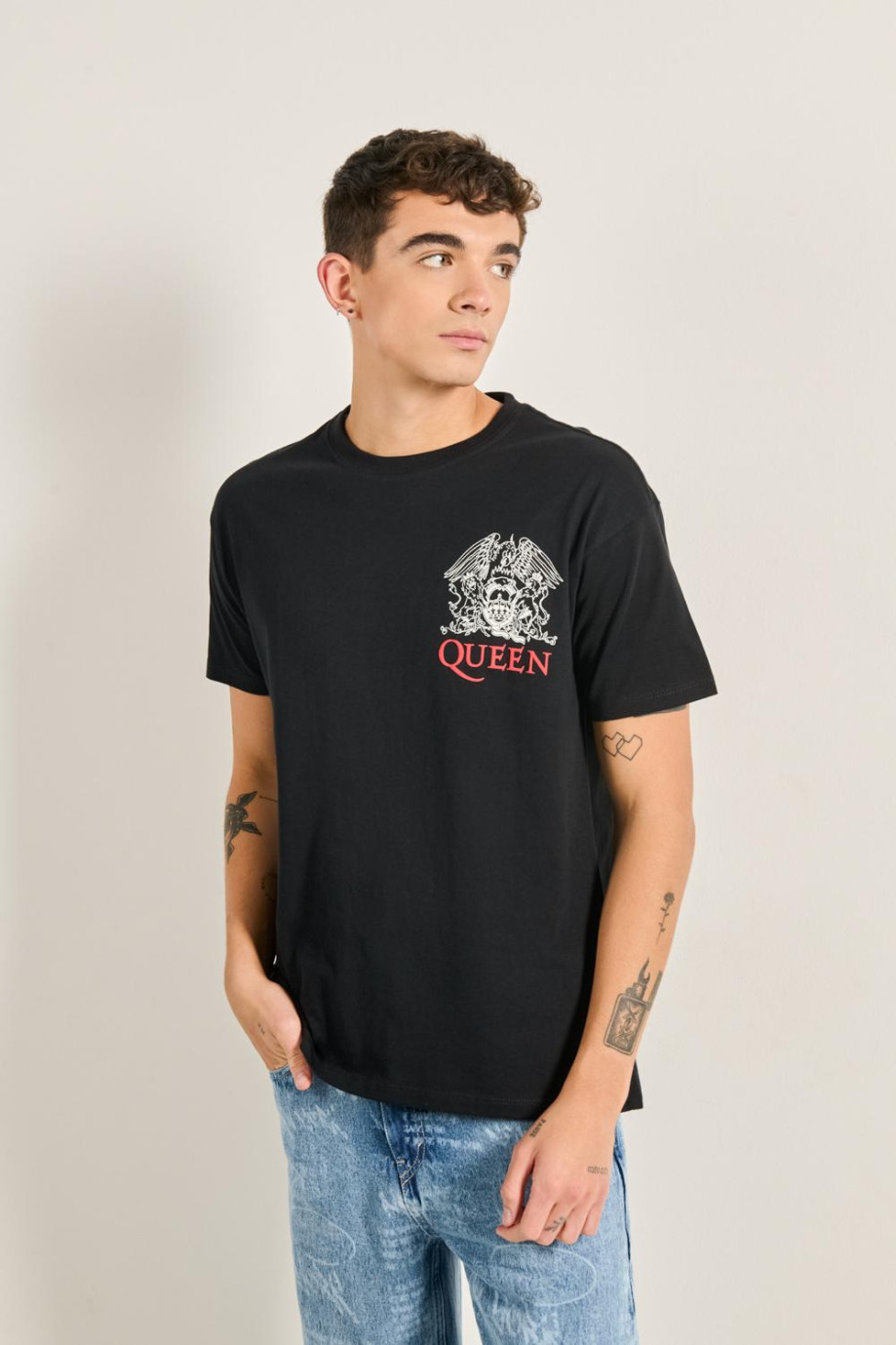 Camiseta cuello redondo negra con arte de Queen