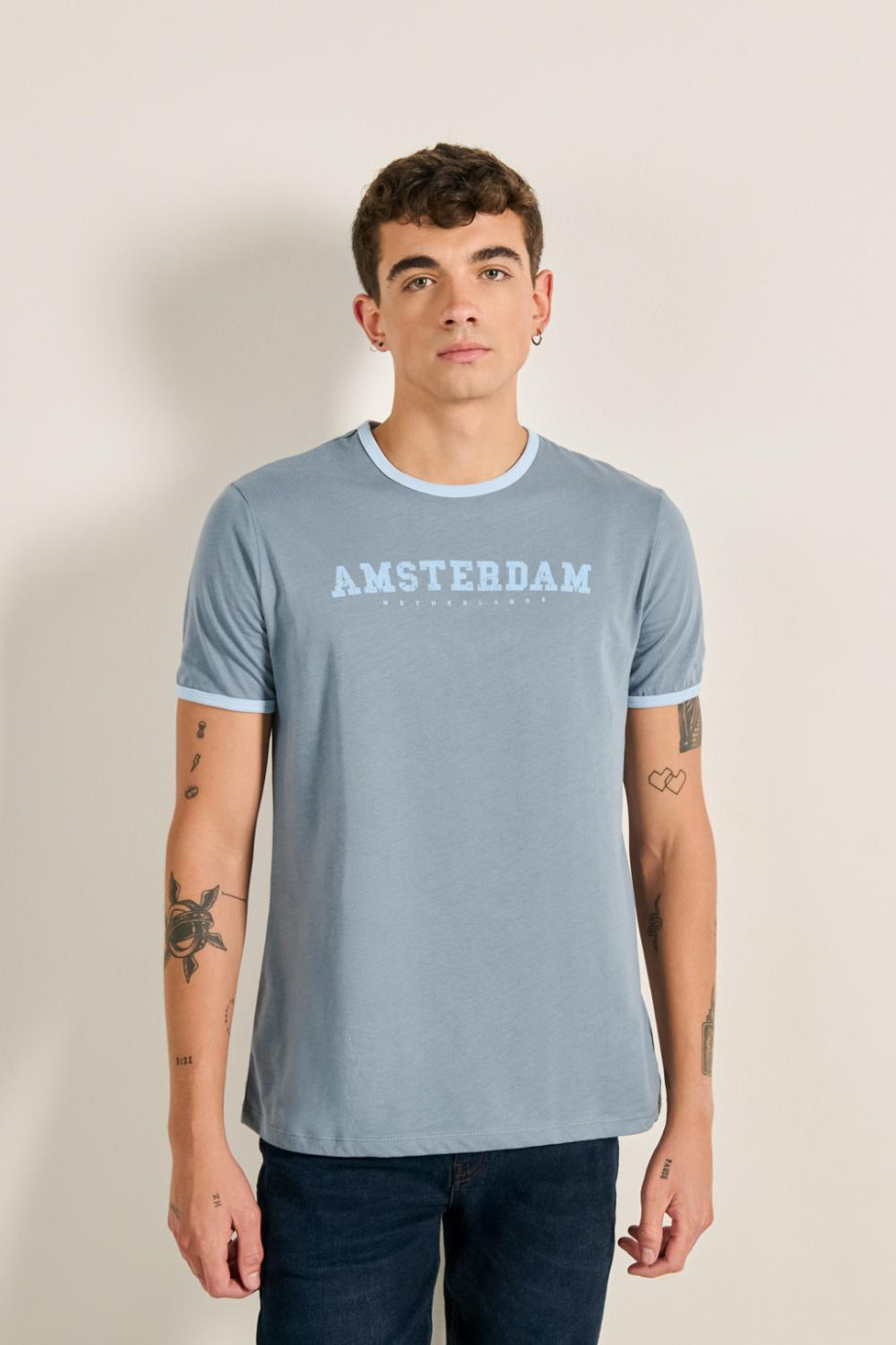Camiseta azul manga corta con contrastes y texto college