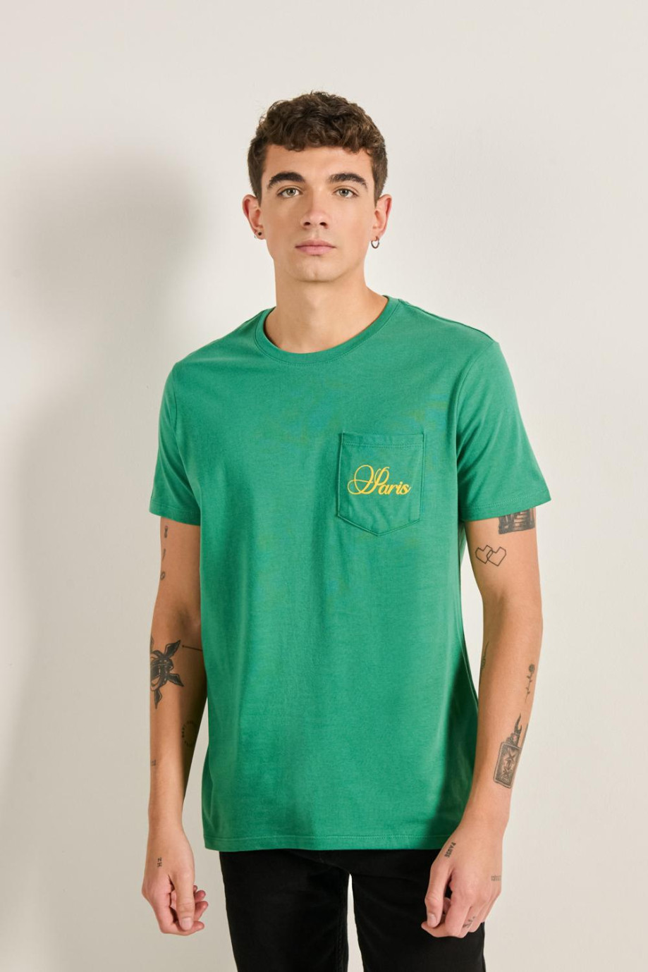 Camiseta verde con diseño college, bolsillo y manga corta