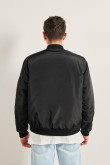 Chaqueta unicolor bomber con bolsillos con tapa