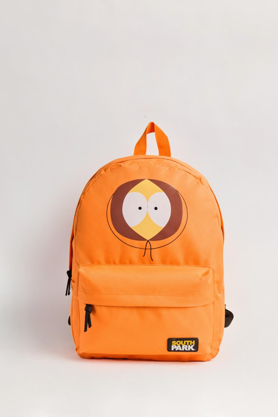 Maleta naranja con tirantes negros y diseño de South Park