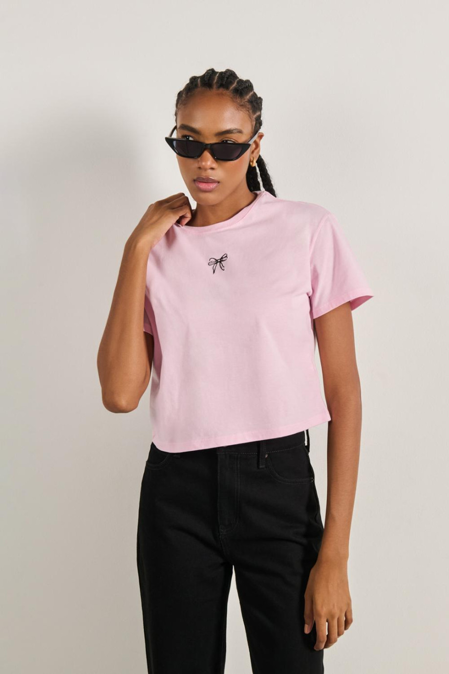 Camiseta rosada clara crop top con diseño minimalista