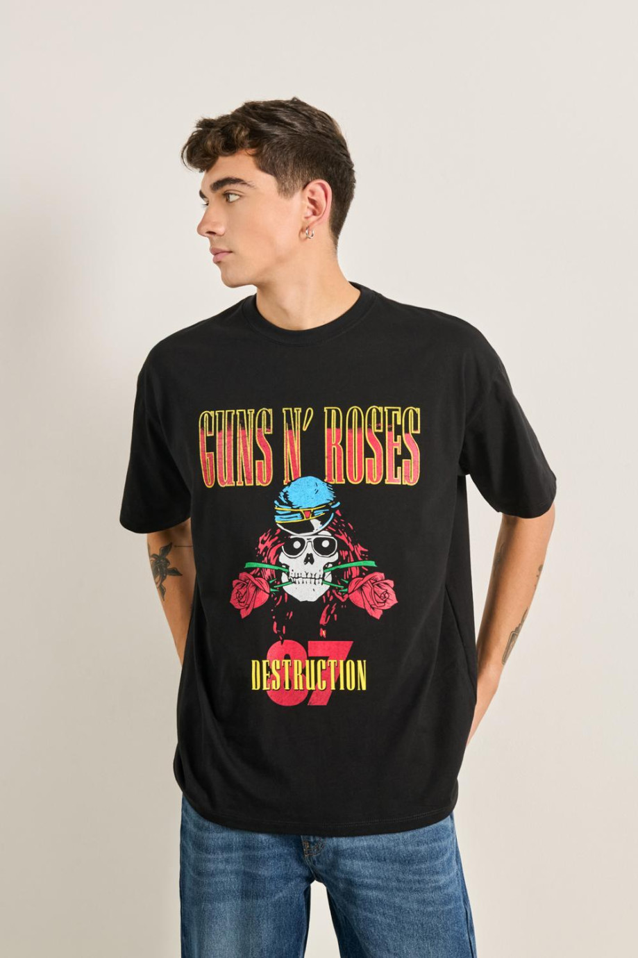 Camiseta manga corta oversize negra y arte de Guns N´ Roses