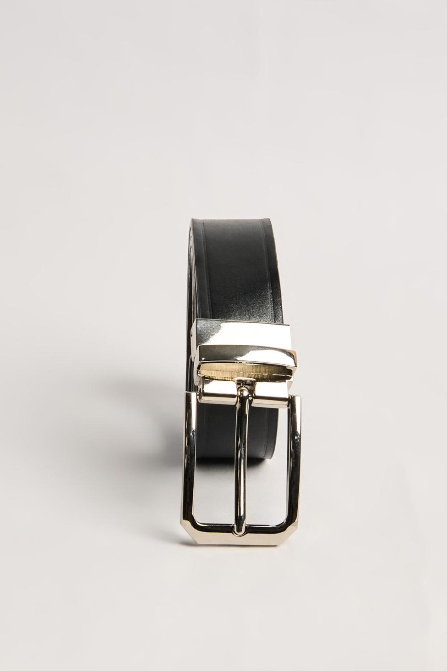 Cinturón reversible negro con hebilla plateada cuadrada