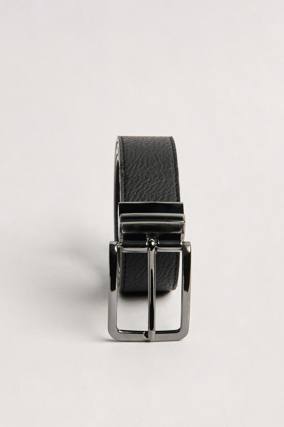 Cinturón negro reversible con hebilla cuadrada y pasador