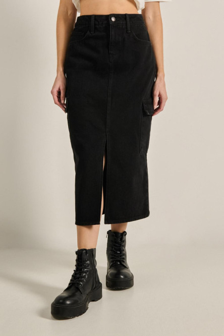 Falda cargo en jean negra con bolsillos y abertura en frente