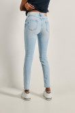 Jean tiro alto jegging azul claro ajustado con desgastes