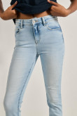 Jean tiro alto jegging azul claro ajustado con desgastes