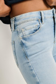 Jean tiro alto jegging azul claro ajustado con desgastes