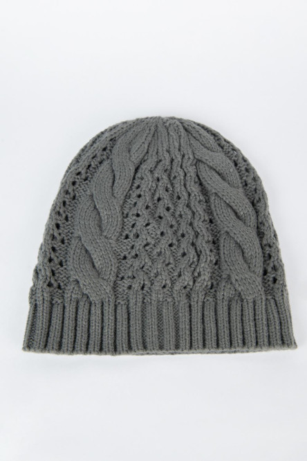 Gorro gris oscuro tejido con detalle de textura trenzada