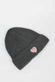 Gorro tejido gris oscuro con diseño de corazón