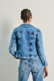 Chaqueta azul clara slim en jean con bolsillos de parche