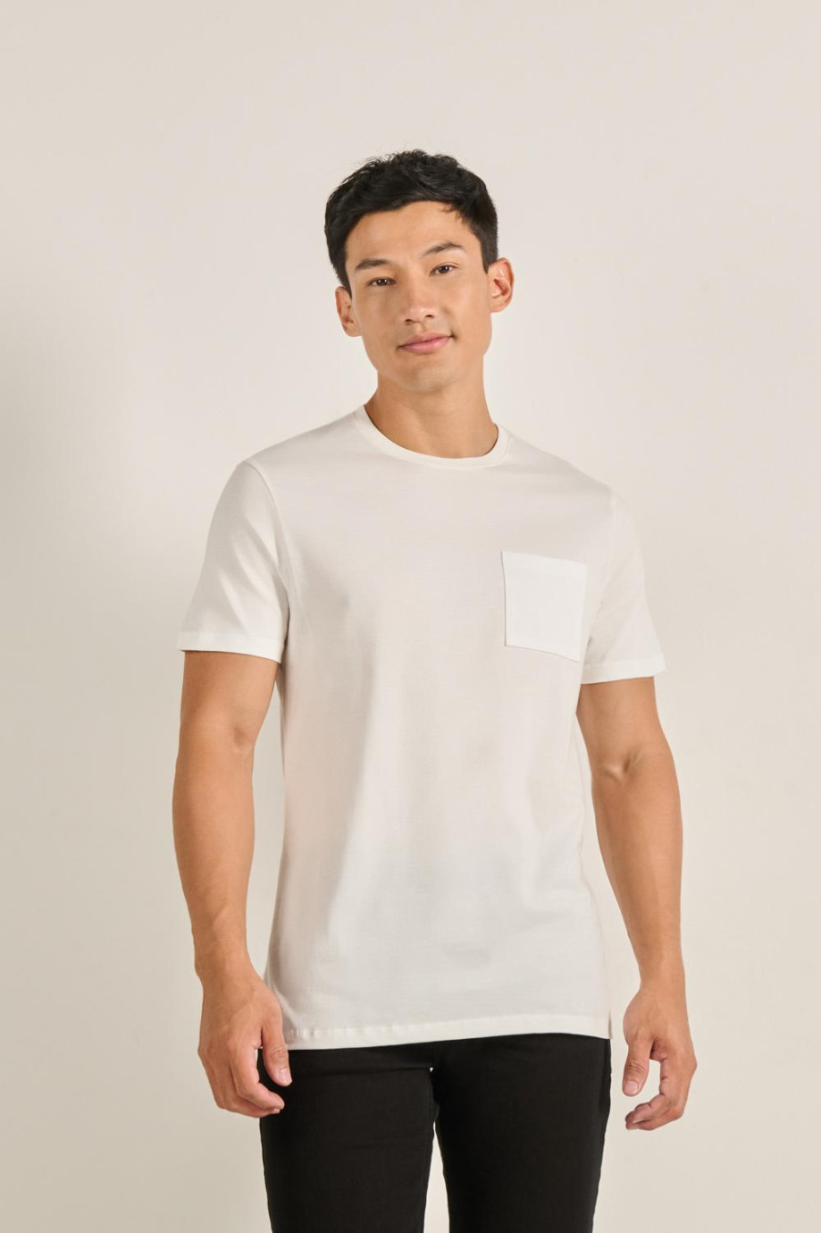 Camiseta unicolor con manga corta y bolsillo cuadrado